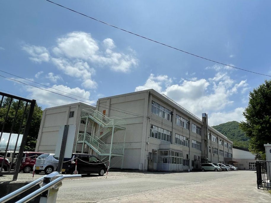 札幌市立平和小学校まで約300m（徒歩4分）　低学年のお子様にも通いやすい距離です。