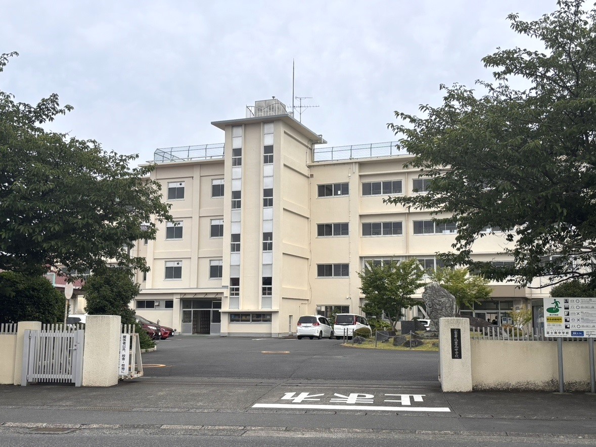 富士市立富士南中学校まで約520m～590m（徒歩7分～8分）　仲間と切磋琢磨しながら、スポーツや勉強、学校行事で社会性と一体感を高め合い成長する3年間を過ごす場です。