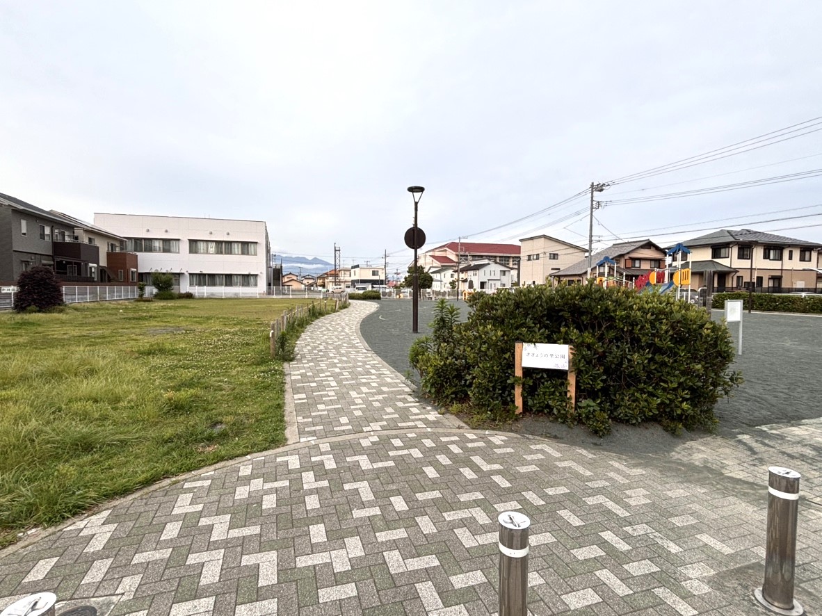 ききょうの里公園まで約370m～440m（徒歩5分～6分）　富士南小学校・富士南中学校のすぐ近くにあり、「富士南まちづくりセンター」に隣接しております。2019年に整備された公園で、子どもからご高齢の方まで安心して過ごせる地域の憩いの場となっています。