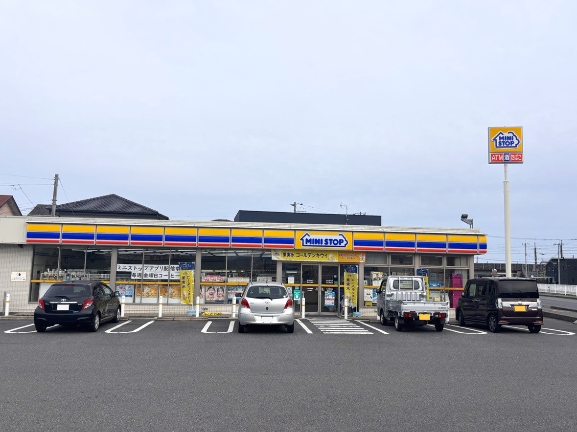 ミニストップ 富士宮島店まで約870m～940m（徒歩11分～12分）　国道1号線へのアクセスも良いため、遠出をする前の「ちょっと飲み物や軽食を買い足したい」という時にサッと寄りやすい立地にあります。