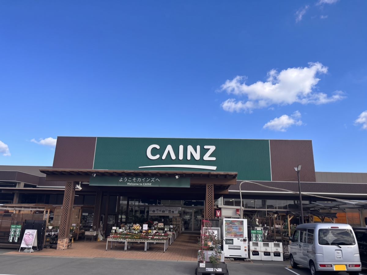 カインズ 富士宮島店まで約2.1km（車で約6分）　広々とした店内に便利でおしゃれなオリジナル商品が販売されていて、日用品からプロ用の資材、園芸、ペット用品まで、暮らしに必要なものを購入することができるホームセンターです。【営業時間】9:30～20:00