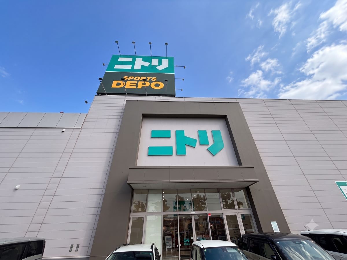 ニトリ 富士店まで約3.7km（車で約9分）　様々な家具やインテリア用品を取り揃えており、理想の部屋づくりをサポートしてくれるお店です。【営業時間】10:00～20:00