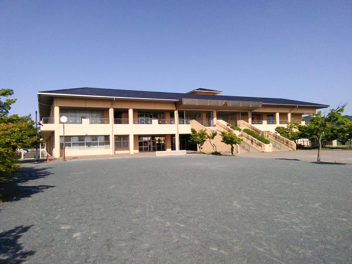 長浜市立長浜南小学校まで約2km（徒歩25分）　1967年設立。2006年完成の木とコンクリート融合の明るい校舎に中庭やテラスあり。多様な地域を校区に持ち、自然光に満ちた開放的な環境です。  