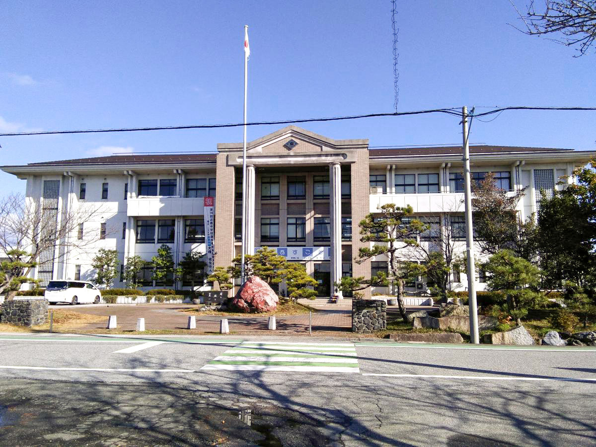 長浜市立南中学校まで約800m（徒歩10分）　広い学区にある公立中学校。『汗・涙・笑』のスローガンのもと、生徒の主体性と思いやりを育む教育を実施。地域や大学連携の学習会で学力向上にも力を入れています。
