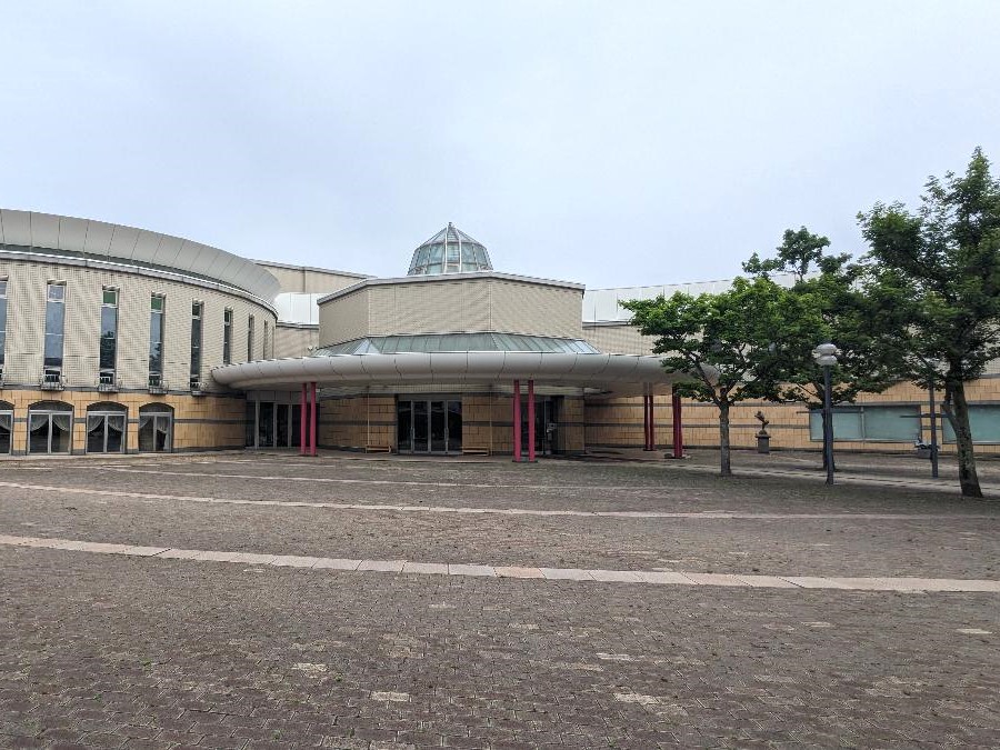 北広島市芸術文化ホール (花ホール)・北広島市図書館まで約550m（徒歩7分）　図書館とホールが一体となっており、学問や芸術等に親しみやすい環境です。北広島市芸術文化ホール（愛称：花ホール）では、年間を通じて音楽、演劇、美術など様々な芸術文化イベントが開催されています。