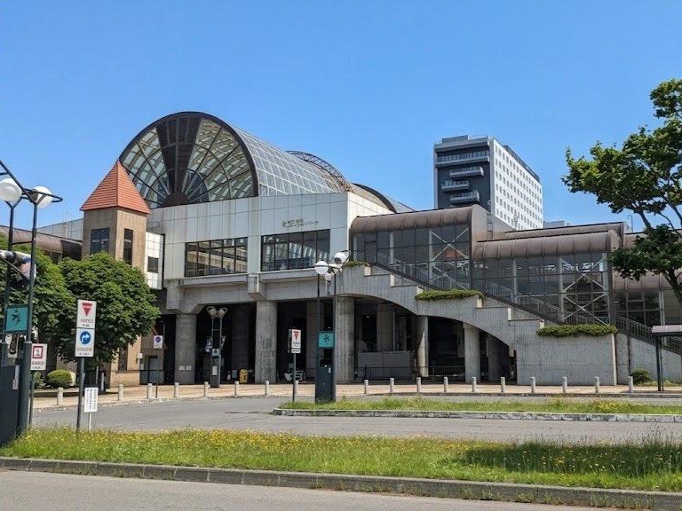 JR「北広島」駅まで約650m（徒歩9分）　駅が近いので、通勤通学も安心です。札幌駅までの乗車時間は快速列車で約17分。各駅停車(普通列車)の場合は約24分です。