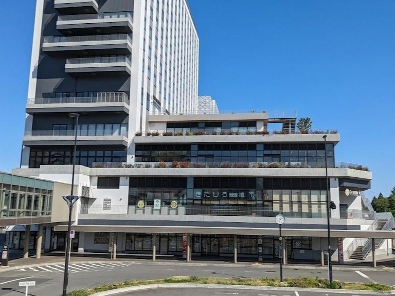 トナリエ北広島まで約850m（徒歩11分）　JR北広島駅西口に直結する複合商業施設です。
1階から3階の商業フロアには、飲食店やクリニックなど日常に便利な店舗が充実しています。2階の「きたひろフードホール横丁」には大型ビジョンがあり、日本ハムファイターズの試合を観ながら食事を楽しめます。【営業時間】1階10:00～20:00/2階10:00～22:00/3階9:00～21:00　　※詳細は、HPのご確認をお願いいたします。