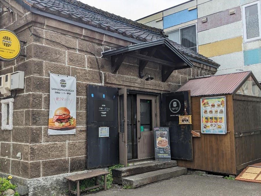 SHIMAUMA BURGER 北広島店まで約400m（徒歩5分）　淡路市育波が本店の淡路島バーガー専門店です。ポイントは、淡路島産玉ねぎのオニオンリングと、淡路牛のパティ、ふわっふわバンズに自家製トマトソースです。【営業時間】11:00～17:30【定休日】水曜日