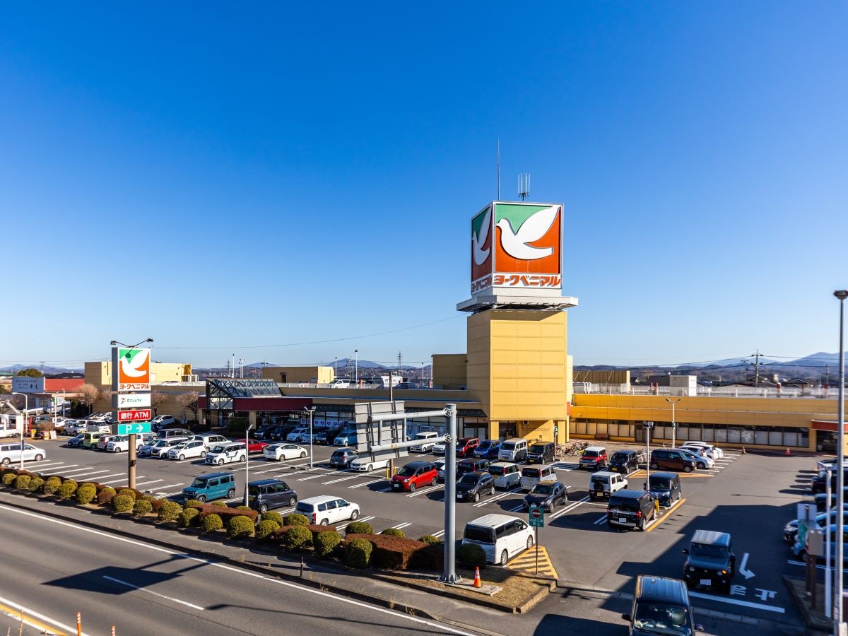 ヨークベニマル富久山店まで約1.2km（徒歩15分）　できたて惣菜とお弁当が充実。新鮮な野菜、果物、魚、肉もお手頃価格で提供しています。お惣菜コーナーでは夕食に役立つメニューが豊富です。ぜひお立ち寄りください。
