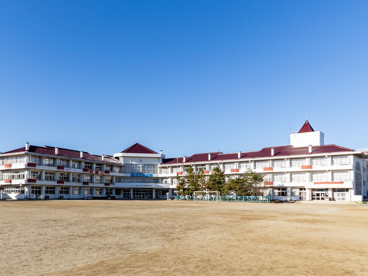 行健小学校まで約1.2km（徒歩15分）　校訓「強く　正しく　かしこく」のもと、子どもたちがのびのびと学んでいます。地域の方々と連携した学習活動も盛んで、自然豊かな環境で心身ともにたくましく成長できる学校です。
