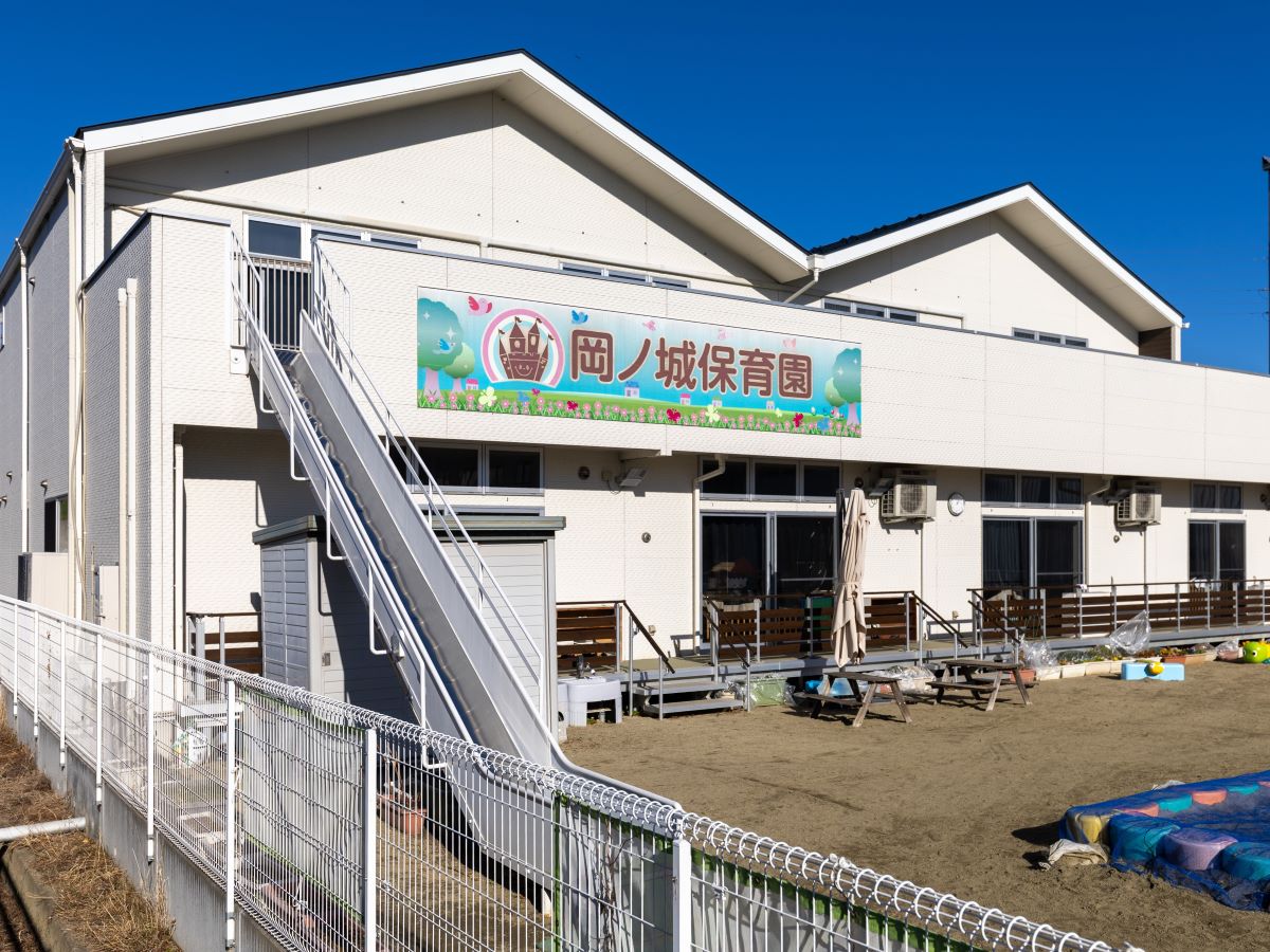 岡ノ城保育園まで約510m～530m（徒歩7分）　新しく広い園舎と、遊びの幅を広げる大型遊具。閑静な住宅街の中で、毎日をのびのびと過ごせる環境がお子様の豊かな感性を育みます。
