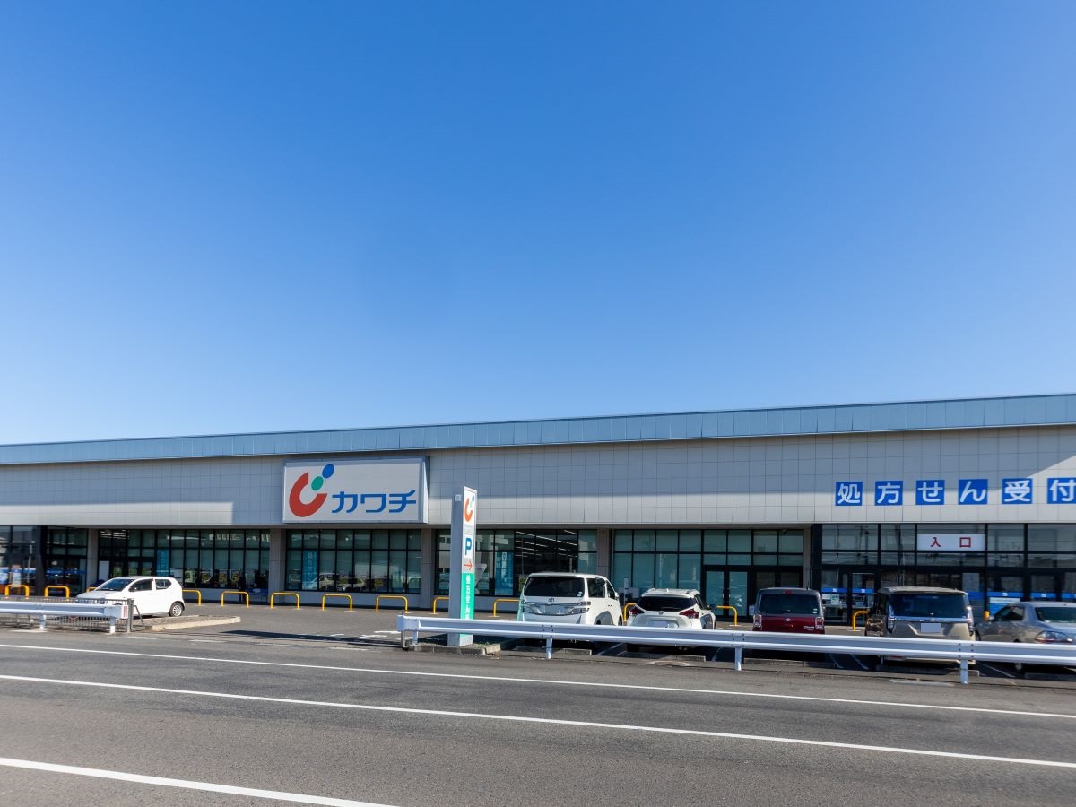 カワチ薬品　富久山店まで約710m～730m（徒歩9分～10分）　営業時間は9:00～20:00。医薬品はもちろん、日用品や食品、化粧品など品揃えが豊富な便利な大型ドラッグストアです。