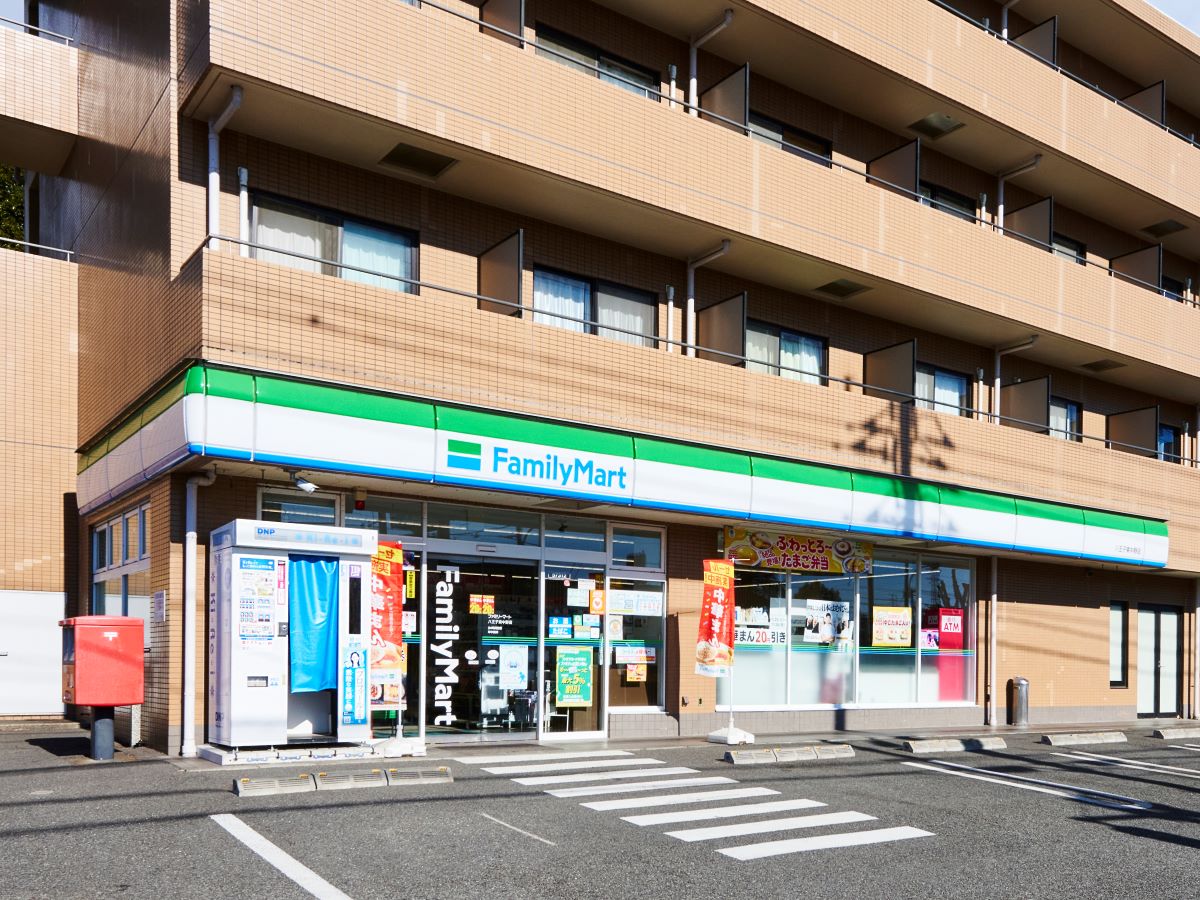 ファミリーマート 八王子東中野店まで約560m（徒歩7分）　急なお買い物に便利です。惣菜・冷凍食品も充実！お忙しい中での奥様の時短に一役買ってくれそうです。

