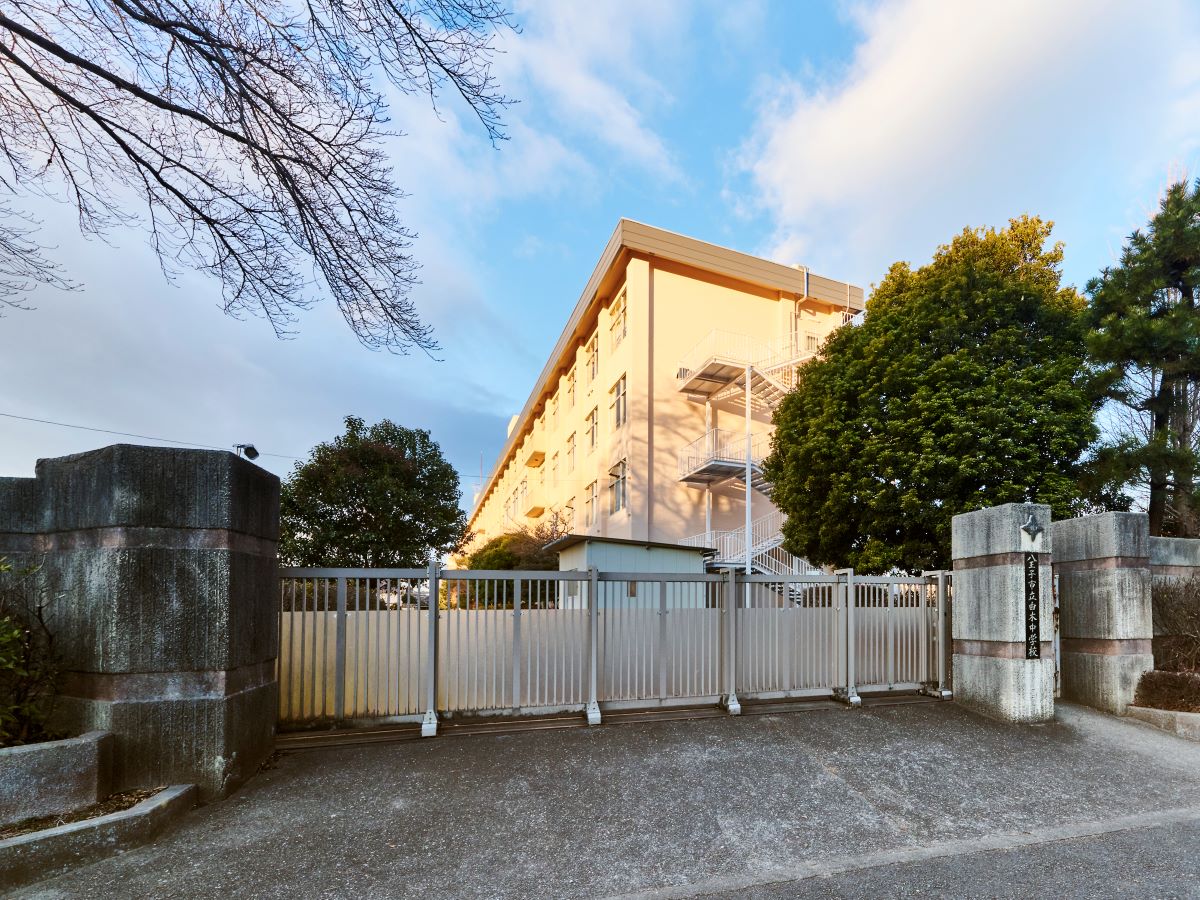 由木中学校まで約2.5km（徒歩32分）　お子さまの成長が著しいのが中学時代ですね。部活動に励んだり、勉強をがんばったり、大人になる第一歩を学ぶ場所です。
