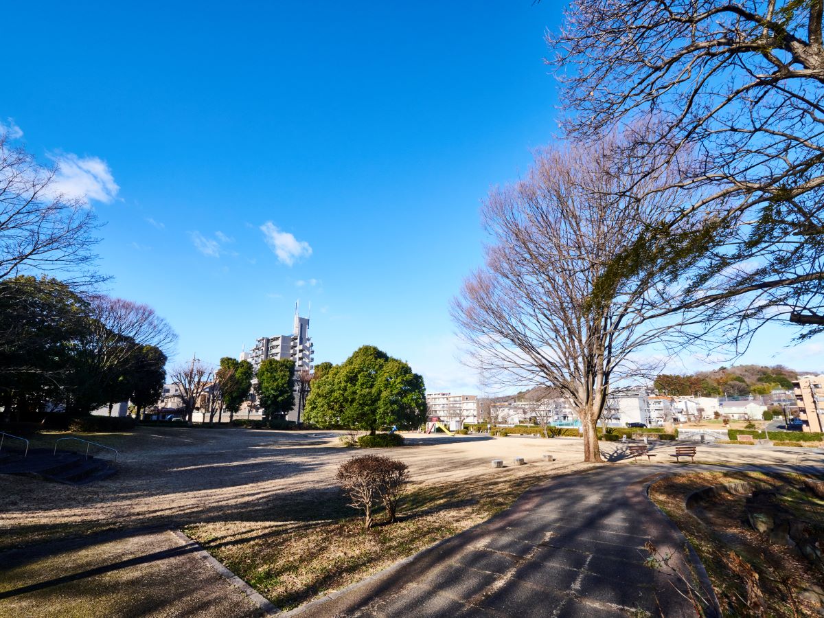 堀之内番場公園まで約300m（徒歩4分）　開放的な多目的広場と遊具が揃い、親子で毎日通いたくなる憩いの公園です。