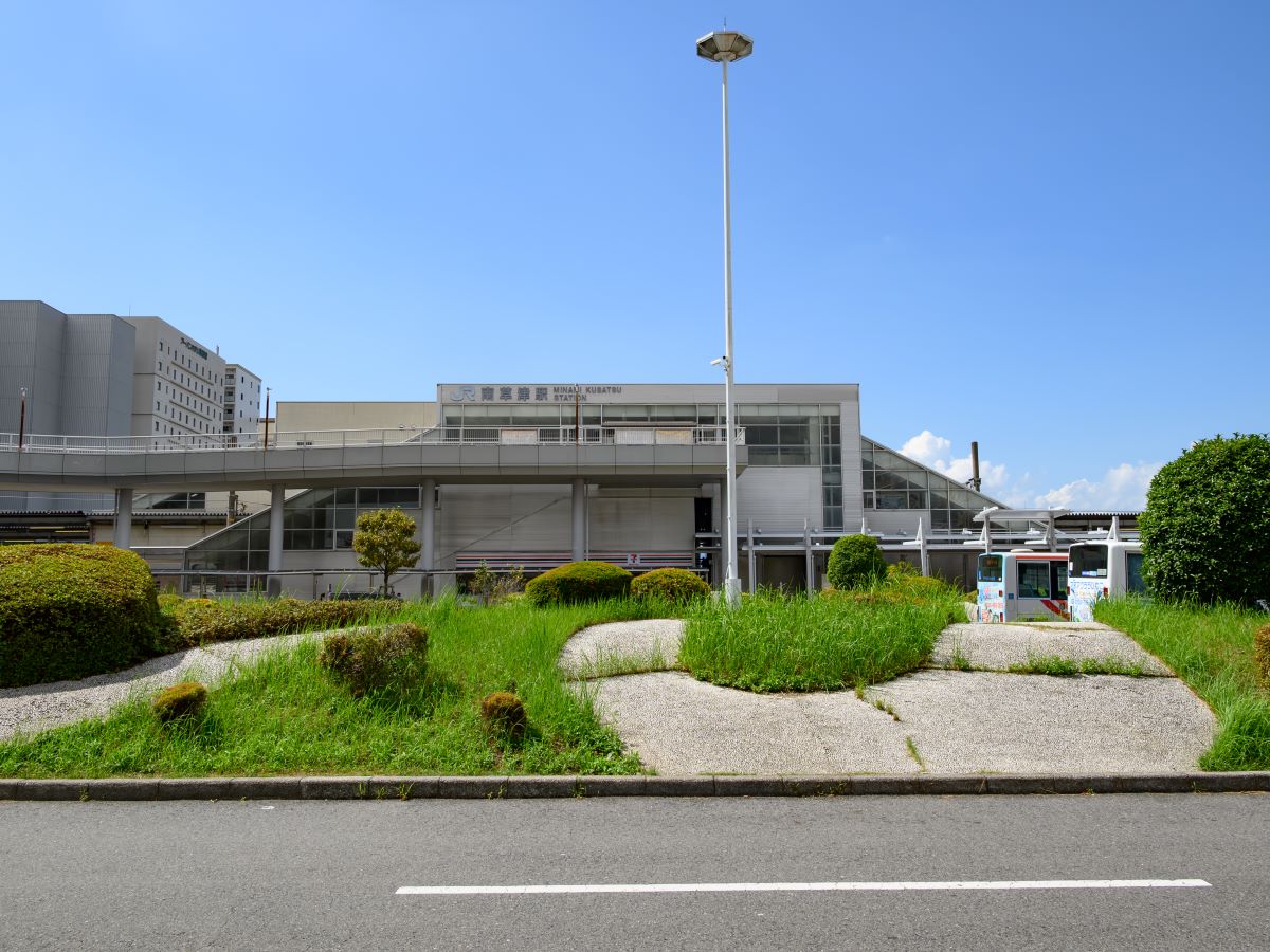 JR「南草津」駅まで約2km（徒歩25分／車で約11分）　東海道本線（琵琶湖線）の駅です。草津・米原方面や京都・大阪方面へアクセスできます！通勤・通学にも、おでかけにも便利ですね♪