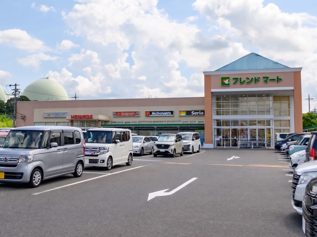 フレンドマート 追分店まで約1km（徒歩13分）　鮮度と品質にこだわった生鮮食品やお惣菜など、日常生活に必要な食料品を中心とした品揃えのスーパーです！ 【営業時間】9:30～21:00