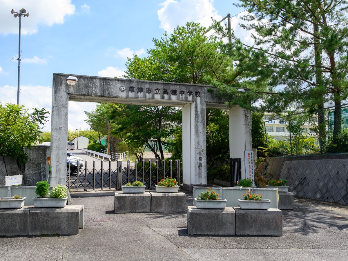 草津市立高穂中学校まで約730m～745m（徒歩10分）　地域の自然環境や農業・特産品などについて学ぶ、「ふるさと学習」など、特色ある教育活動を行なっている学校です。
