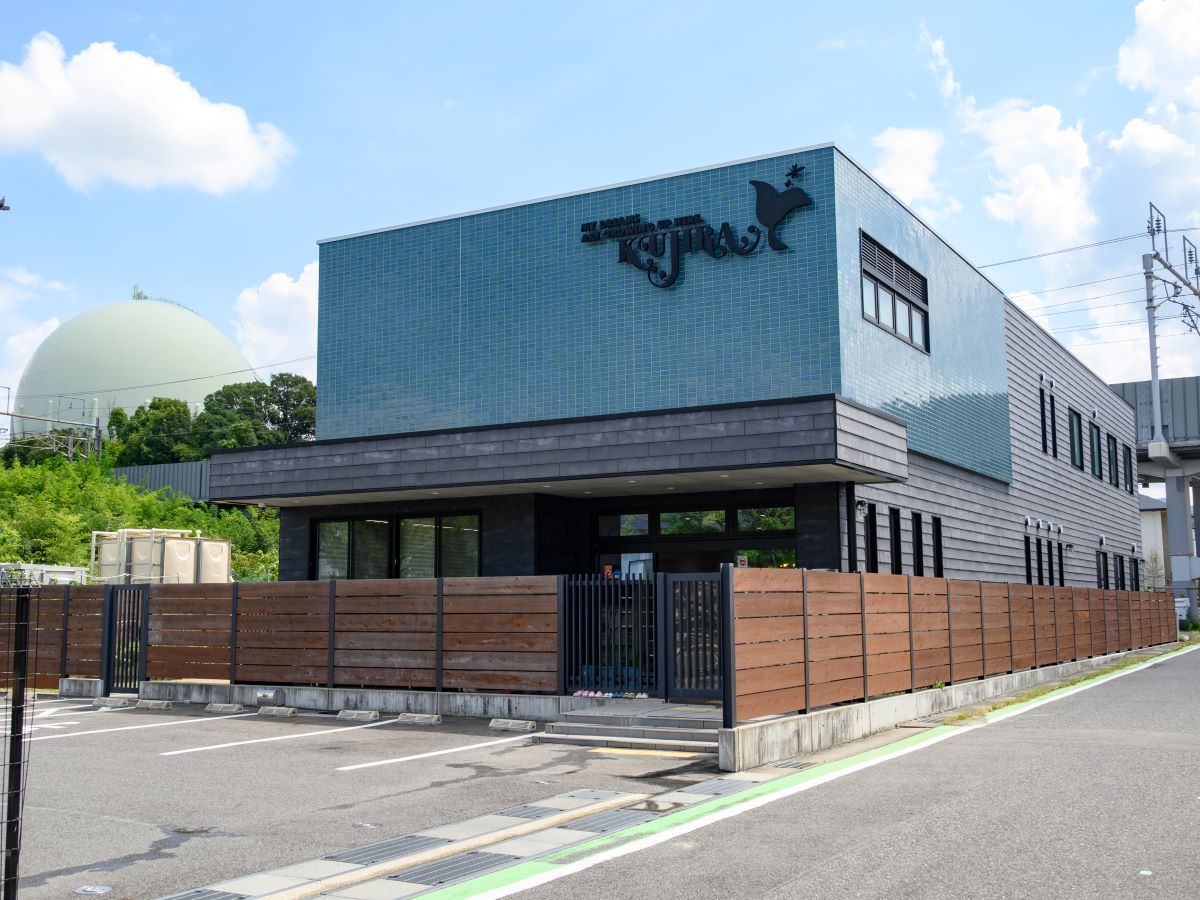 かがやきくじら保育園まで約1km（徒歩13分）　「生きる力を家庭と共に育みたい、こどもの思いを聴く伴奏者でありたい、地域と笑顔でつながりたい」という思いのもと、保育活動を行なっている園です。給食などはあたたかく季節感あふれるメニューで、食育活動も積極的に取り組んでいます。