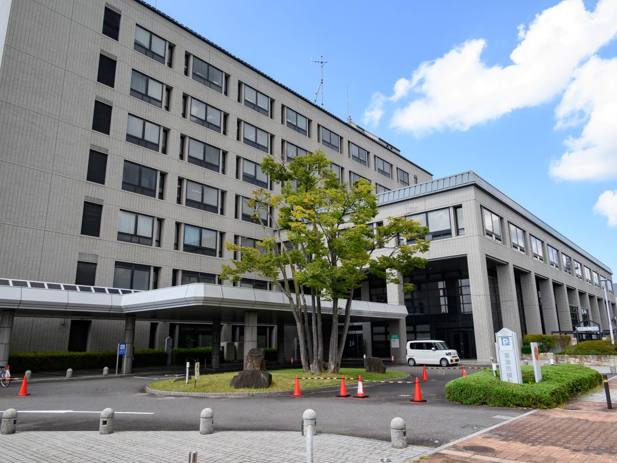 草津市役所まで約1.2km（徒歩15分／車で約4分）　各種相談、住民票所得や印鑑証明発行などの手続きができます。 【開庁時間】9:00～16:45 (土・日・祝、年末年始は除く)