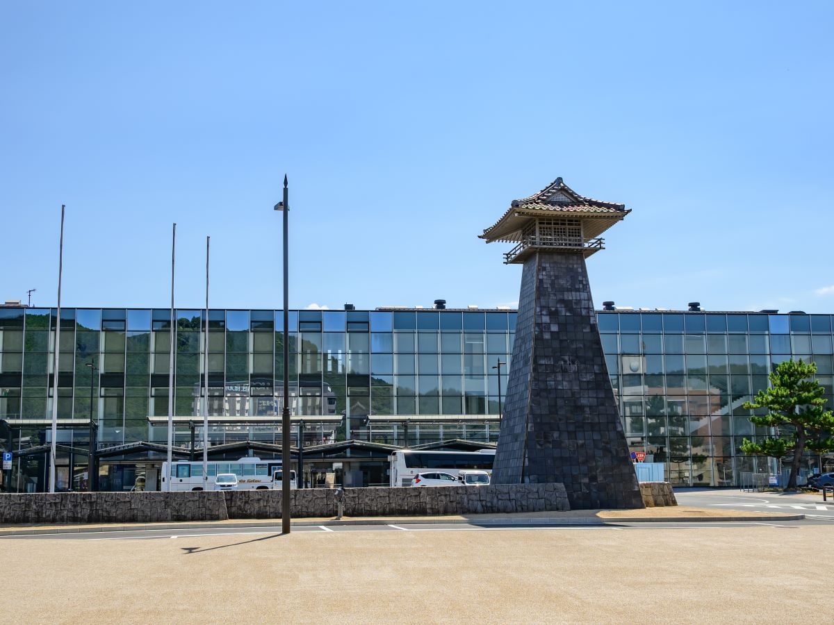 「西舞鶴」駅まで約2.4km（徒歩30分／車で約6分）　JR舞鶴線・京都丹後鉄道宮舞線の駅です。綾部方面・豊岡(兵庫)方面などへアクセスできます！