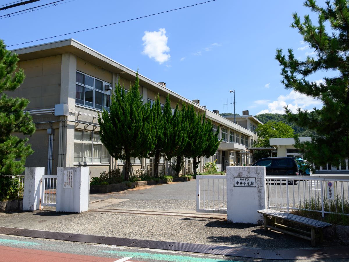 舞鶴市立中筋小学校まで約1km（徒歩13分）　地域住民のボランティアが自分の得意分野を活かして4～6年生のクラブ活動に携わってくれるという取り組みを20年以上行なっています。