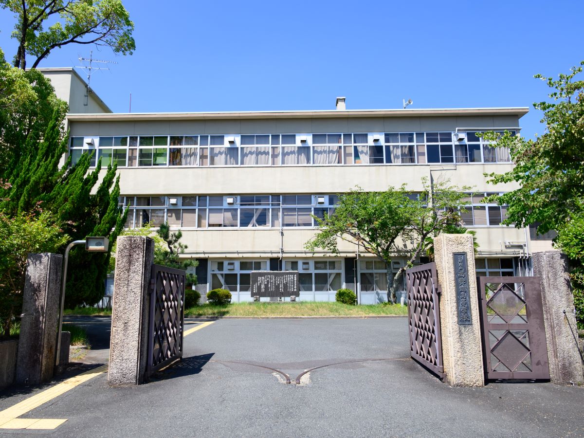 京都府立西舞鶴高等学校まで約1.9km（徒歩24分）　「普通科」と「理数探究科」を設置している学校で、生徒の進路先や学力に応じたクラス編成やコース選択があるのが特徴です。