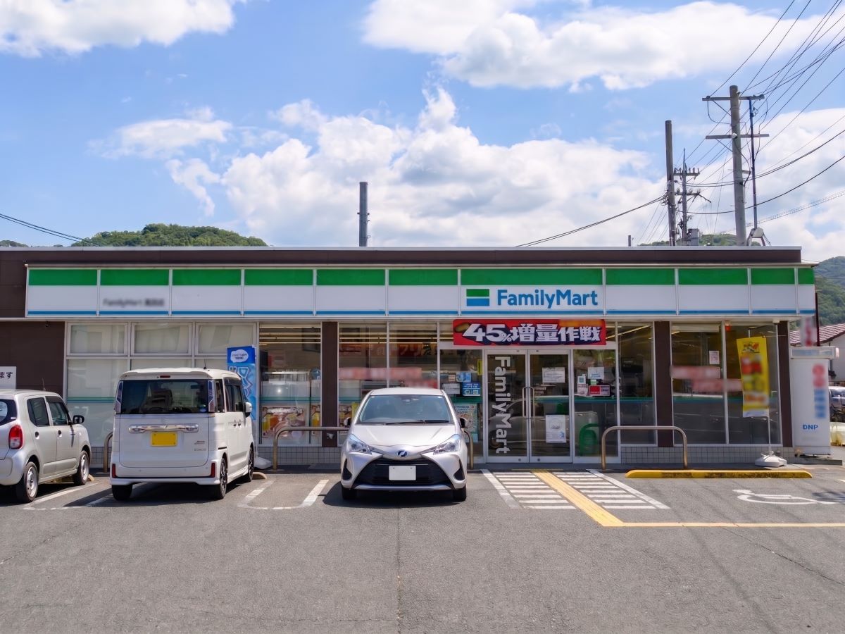 ファミリーマート 舞鶴京田店まで約680m～685m（徒歩9分）　深夜の急なお買い物にもすぐ対応できます！日々の生活のすぐそばにあると、安心感が違いますよね。【営業時間】24時間