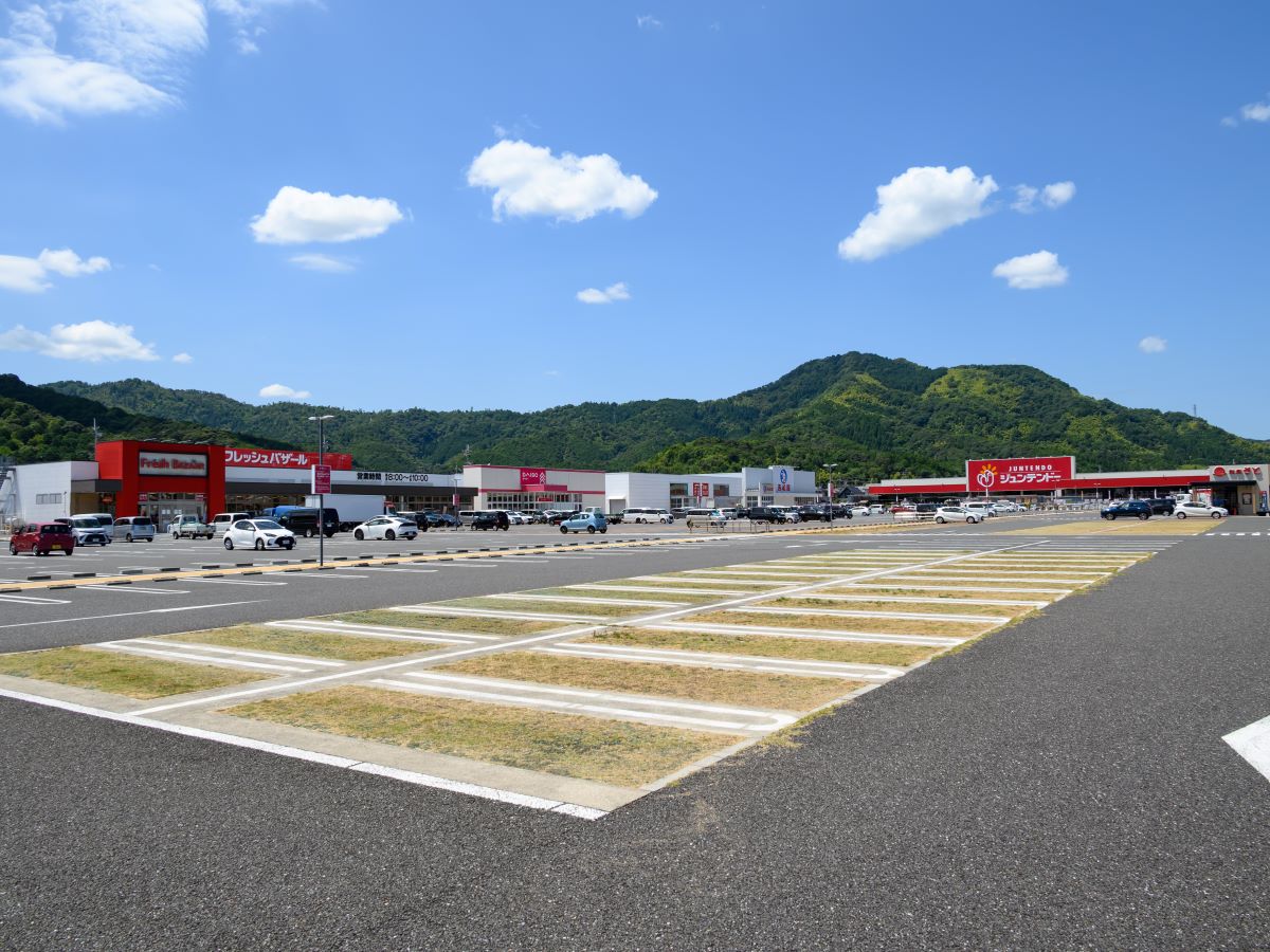 西舞鶴モールまで約1.2km（徒歩15分／車で約6分）　ホームセンター(ジュンテンドー 西舞鶴モール店)をはじめ、スーパー(フレッシュバザール 舞鶴京田店)やドラッグストア(キリン堂 西舞鶴モール店)などが集まるショッピングセンターです！ここだけでお買い物が完結できて便利ですね♪※店舗により営業時間が異なるため、詳細は公式HPをご確認ください。