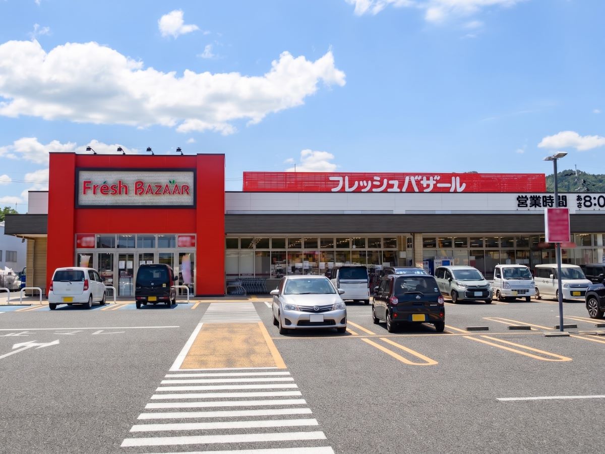 フレッシュバザール 舞鶴京田店まで約1.2km（徒歩15分／車で約6分）　地域に根差した生鮮食品と、充実した手作り惣菜や地元産品の品揃えが特徴のスーパーです！【営業時間】8:00～22:00