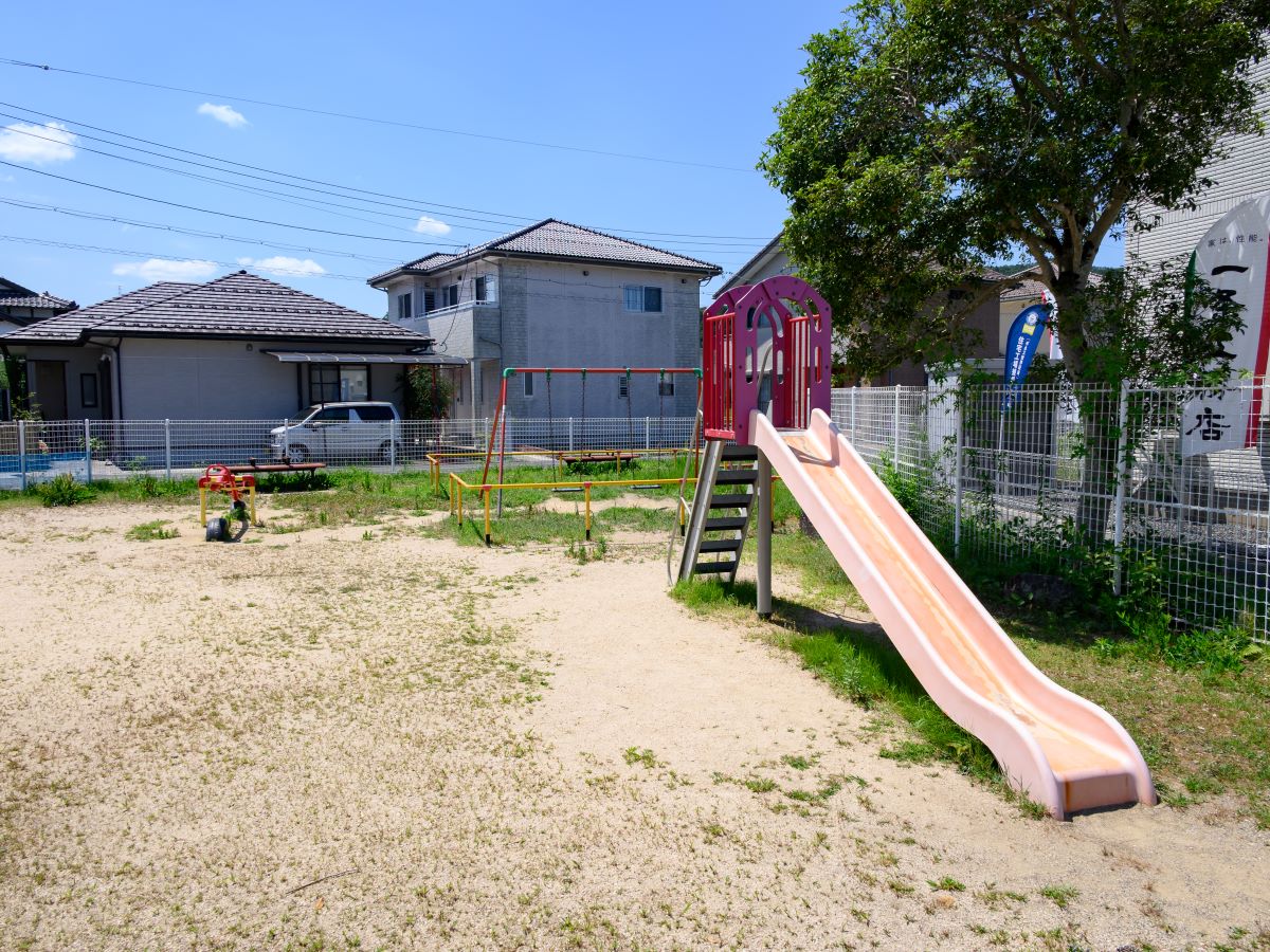 七日市ふれあい公園まで約480m～485m（徒歩6分～7分）　敷地内にはブランコや滑り台が設置されていて、子どもたちの遊び場となっています。お散歩をしながら歩いて行ける距離に公園があるのはいいですね♪