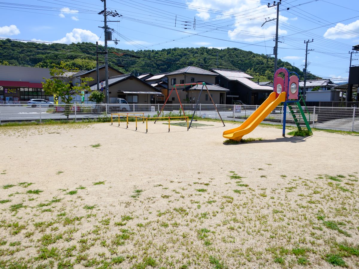 伊佐津ちびっこ広場まで約1.4km（徒歩18分）　地域の憩いの場として親しまれている公園。子どもから現役世代、高齢者まで幅広い世代が集いつながる場を目指しています。