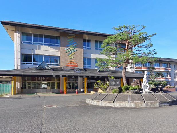 伊達市立松陽中学校まで約3.2km（徒歩40分）　「生徒も教師も輝く学校～『超戦！』そして『共汗』『共感』『共歓』へ～」というテーマに学校全体の成長を目指している中学校です。