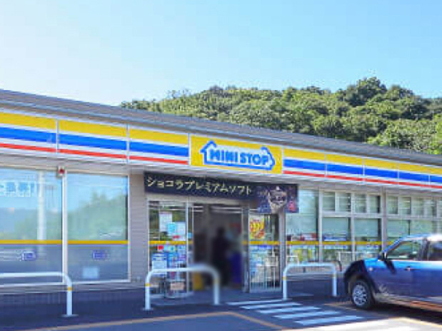 ミニストップ 伊達保原高子店まで約900m～950m（徒歩12分）　コンビニも近くにあり、急なお買い物の際にも便利ですね。