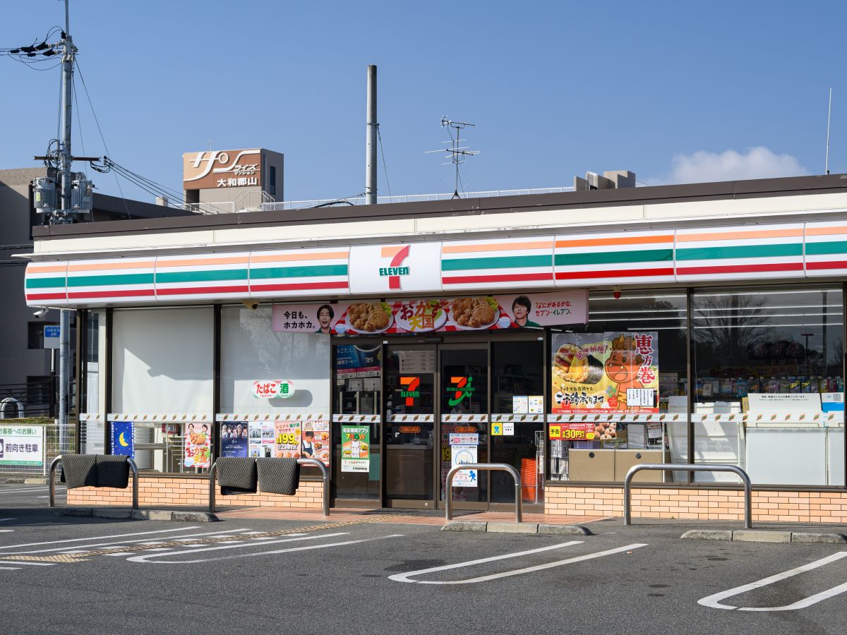 セブン-イレブン　大和郡山九条町店まで約440m（徒歩6分）　24時間営業、コンビニまで徒歩6分。急な買い物にもすぐ行けて便利です。
