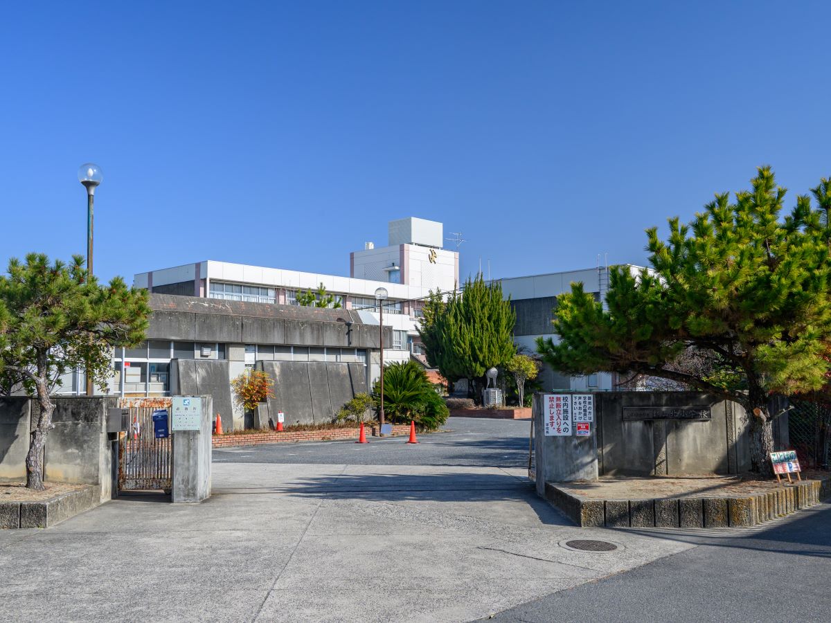 郡山北小学校まで約890m（徒歩12分）　低学年のお子様にも通いやすい距離です。