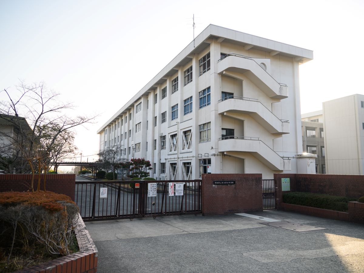 郡山中学校まで約1.9km（徒歩24分）　お子さまの成長が著しいのが中学時代ですね。運動部から文化部まで部活動が幅広く活動している学校です。