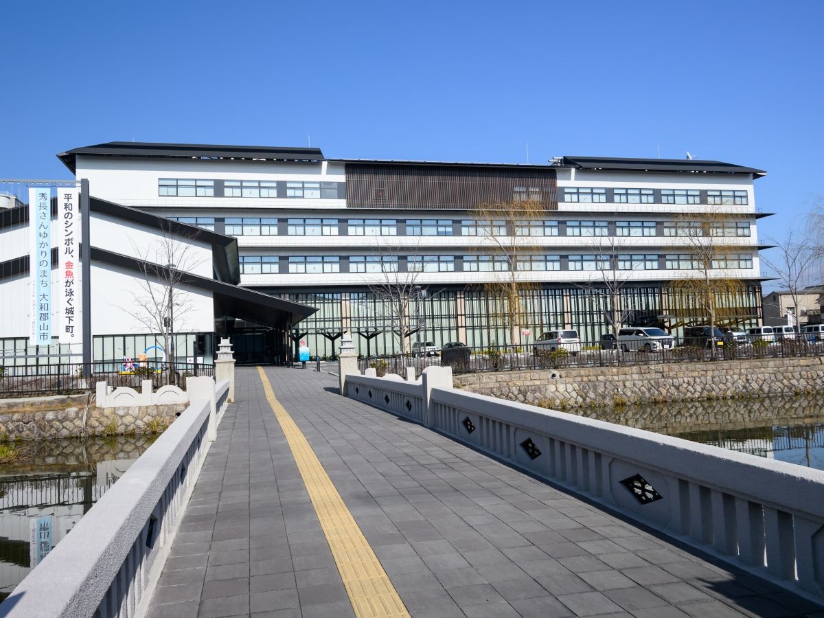 大和郡山市役所まで約1.5km（徒歩19分）　各種相談、住民票所得や印鑑証明発行などの手続きがスムーズにできます。相談窓口が近くにあると便利ですね。
