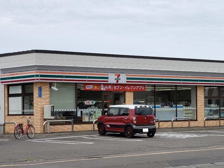 セブンイレブン　滝川滝新通り店まで約700m（徒歩9分）　急なお買い物に便利。惣菜・冷凍食品も充実！