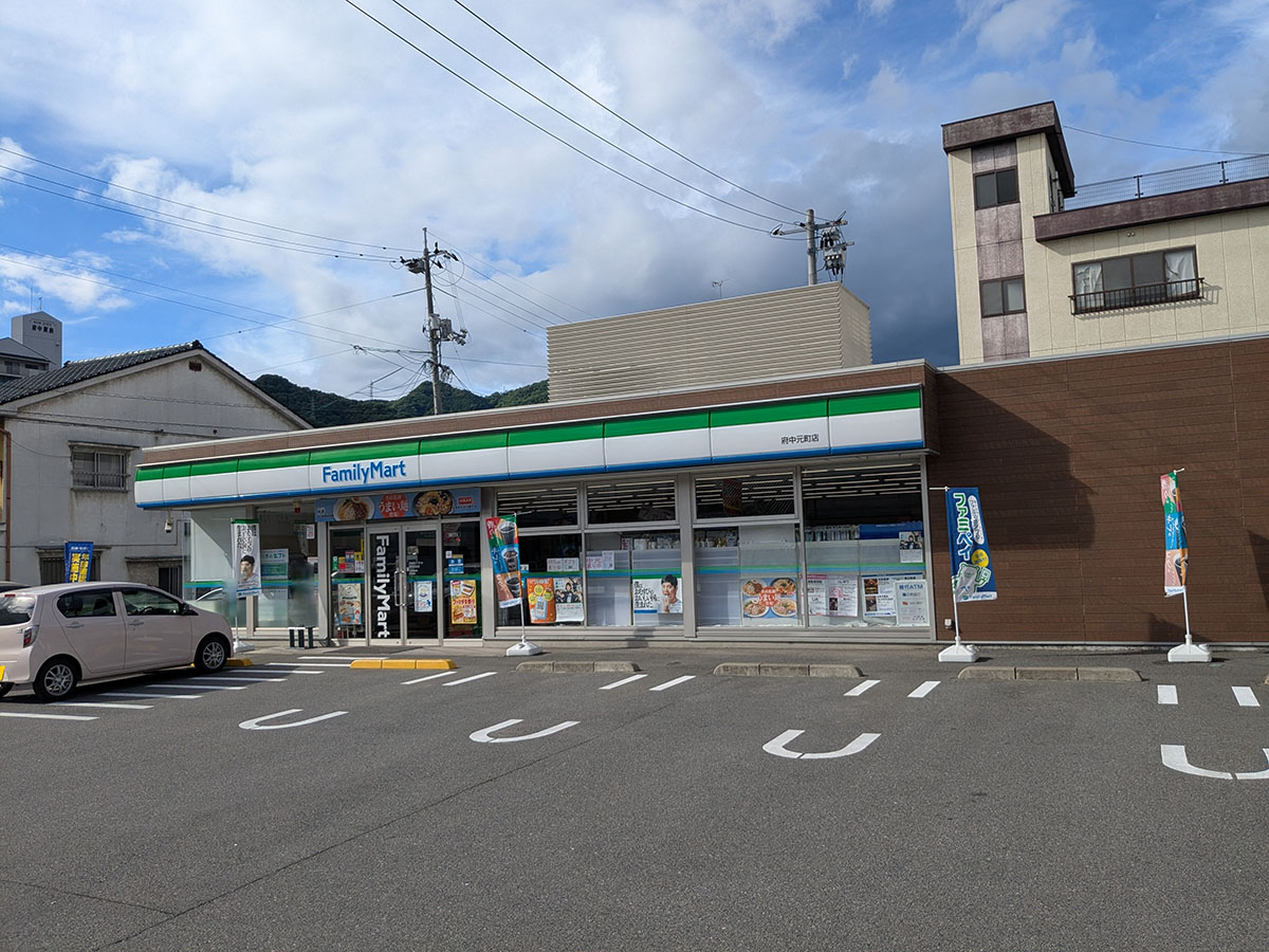 ファミリーマート府中元町店まで約400m(徒歩5分) 歩いてすぐの場所にあります。ちょっとしたお買い物など近くにコンビニがあるととても便利ですよね。