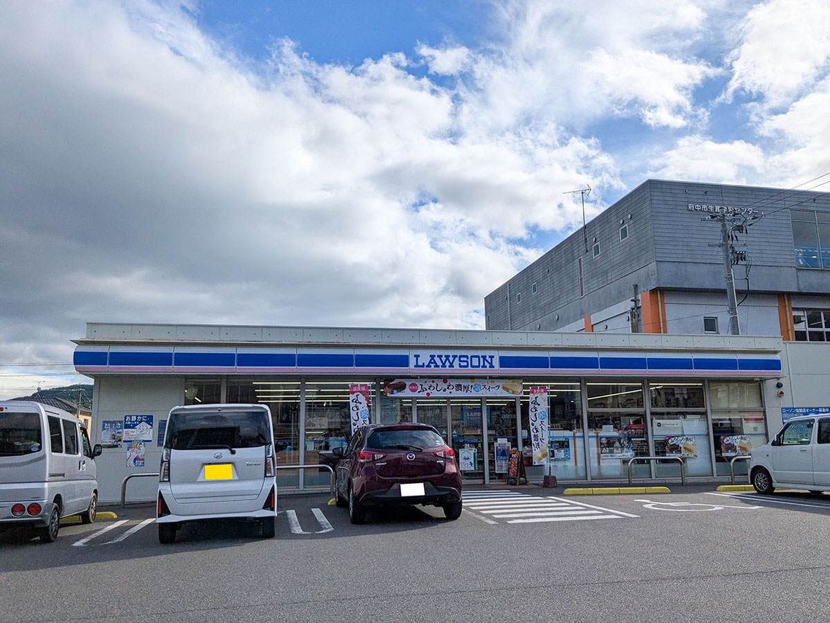 ローソンJR府中駅前店まで約550m(徒歩7分) 急なお買い物に便利。惣菜・冷凍食品も充実!お忙しい中での奥様の時短に一役買ってくれそうです。