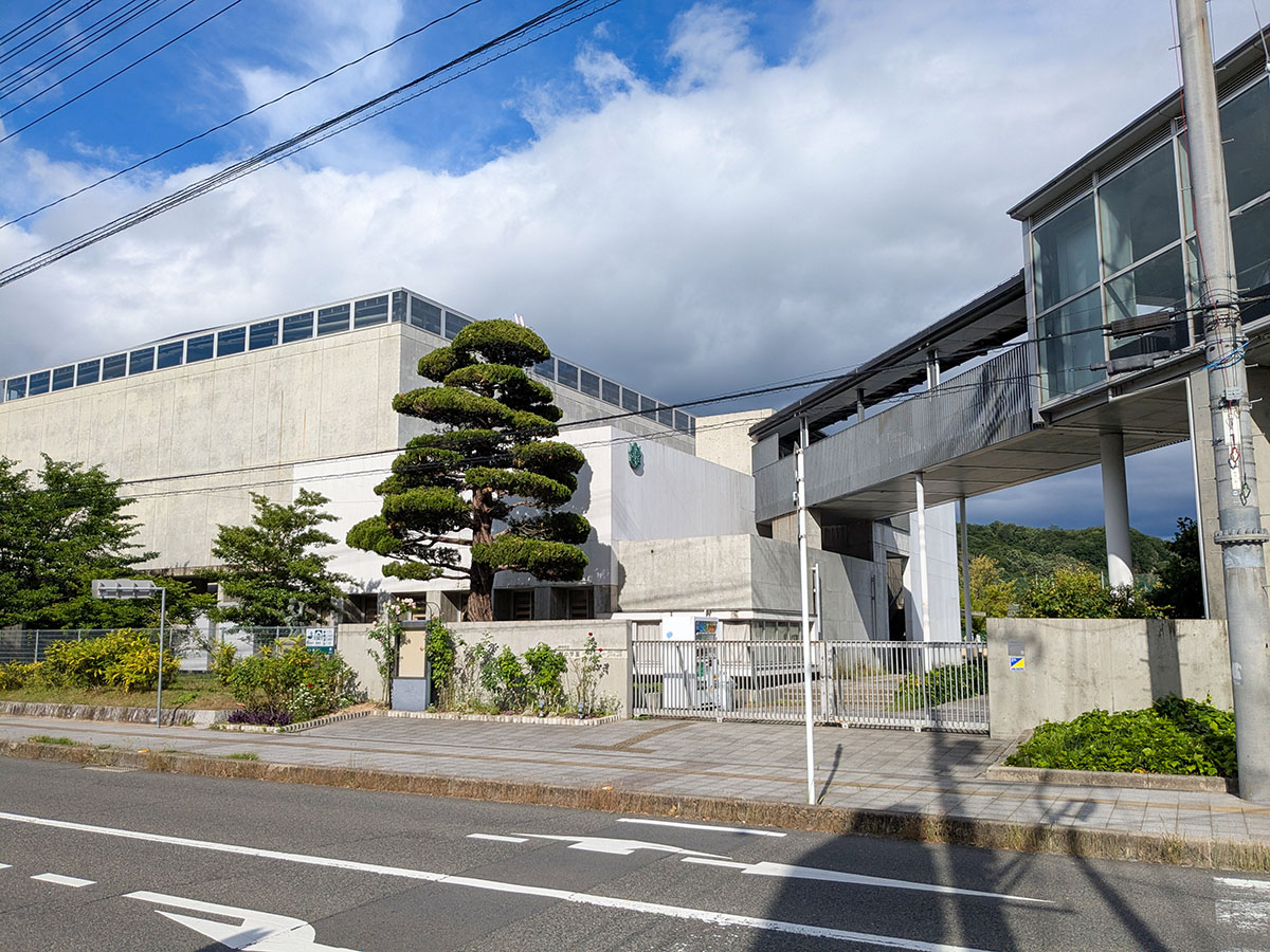 府中市立府中学園まで約400m(徒歩5分) 小中一貫校です。低学年のお子様にも通いやすい距離です。ママもパパも安心してお子様を送り出せますね。ホームページでは学校通信を見ることができます。