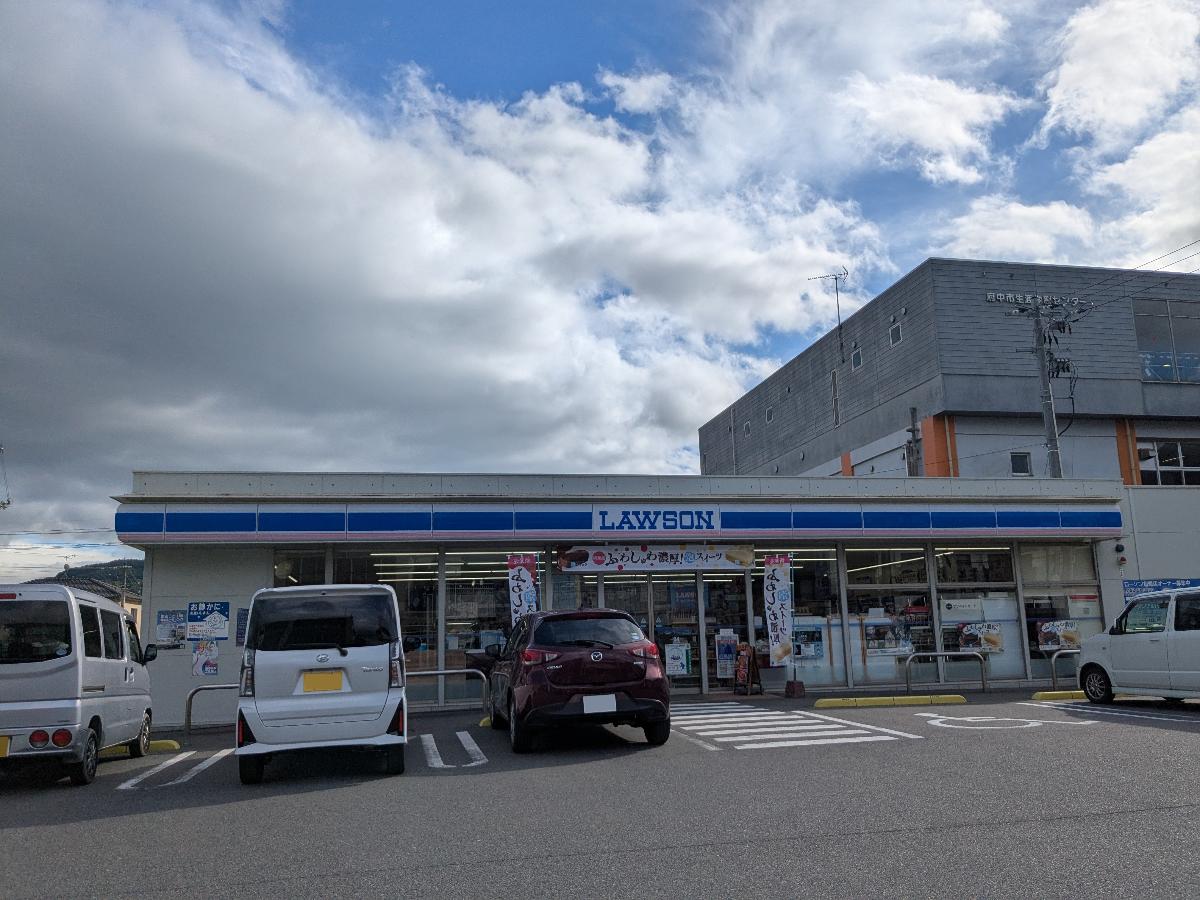 ローソンJR府中駅前店まで約550m（徒歩7分）　急なお買い物に便利。惣菜・冷凍食品も充実！お忙しい中での奥様の時短に一役買ってくれそうです。