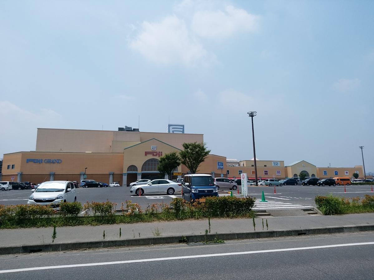 フジグラン神辺まで約1km（徒歩13分）　日用品からスポーツ用品、ゲームセンターや映画館などある商業施設です。