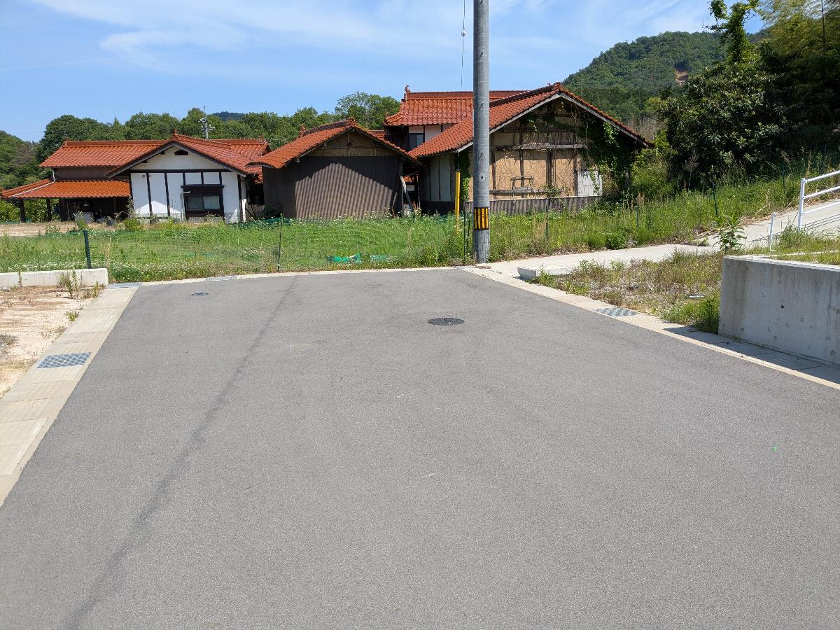 広々とした全面道路