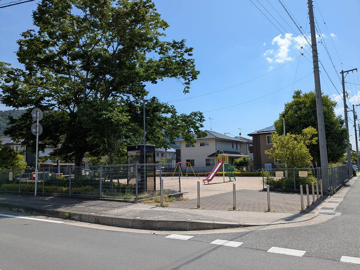 高屋宮領第一公園まで約600m(徒歩8分) ブランコやすべり台等の遊具がある広々とした公園です。