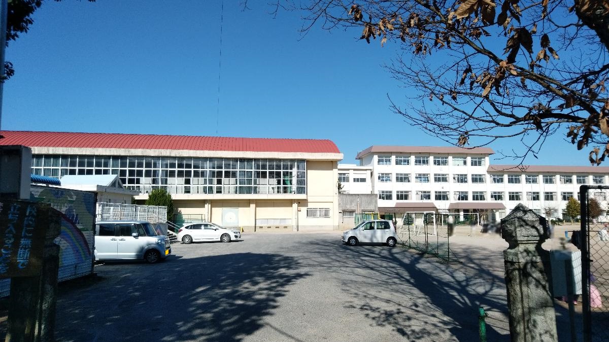 東広島市立高屋西小学校まで約1.6km(徒歩20分) 元気いっぱいの小学校です。