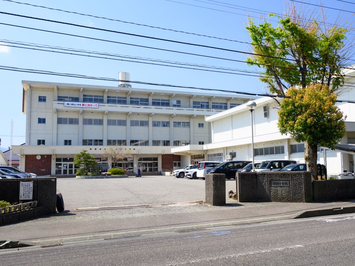 敦賀市立松陵中学校まで約615m～640m（徒歩8分）　お子さまの成長が著しいのが中学時代ですね。部活動に励んだり、勉強をがんばったり、大人になる第一歩を学ぶ場所です。