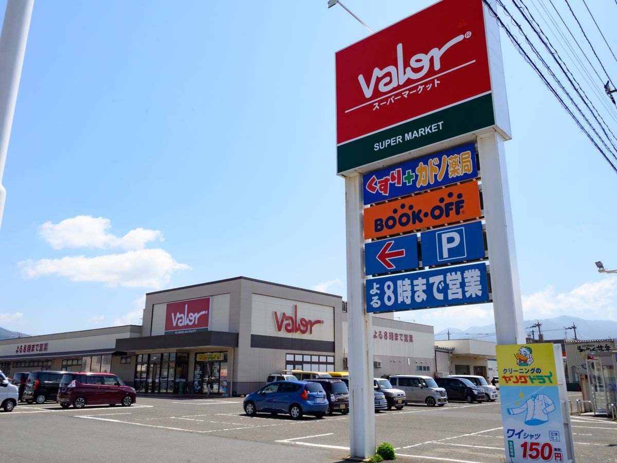 スーパーマーケットバロー 木崎店まで約1km（徒歩13分／車で約4分）　魚介類や精肉、焼きたてパンなど様々な品物を販売しているスーパーです。夜20時まで営業しています。