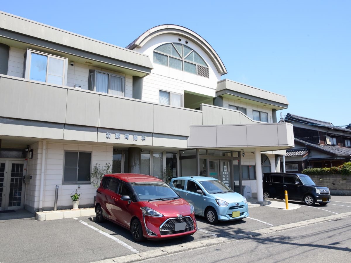 加藤胃腸科医院まで約1km（徒歩13分）　内科・胃腸科・外科・肛門科・小児科を専門としている病院です。お子様から大人まで通うことができ安心ですね！